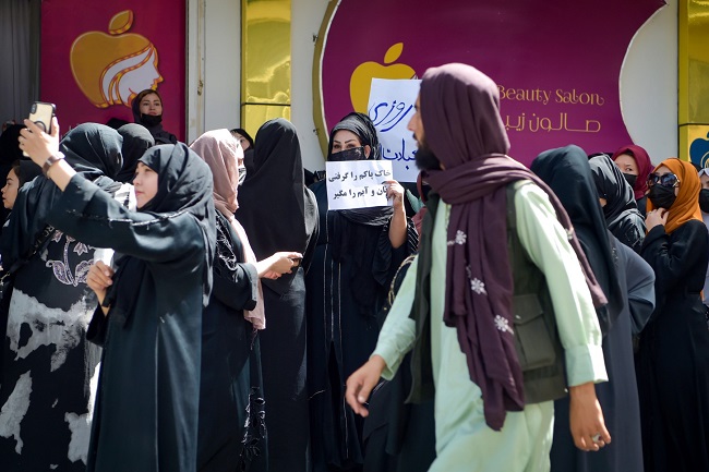 Afghan-women-stage-a-protest-for-their-rights-at-a-beauty-salon-in-the-Shahr-e-Naw-area-of-Kabul-3