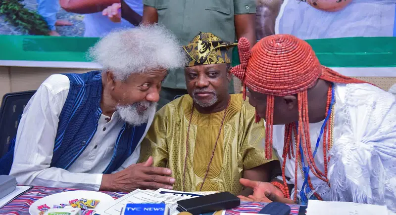Soyinka-and-Ooni-at-table