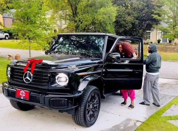 Davido-with-Chioma-and-the-new-GWagon-he-gifted-her